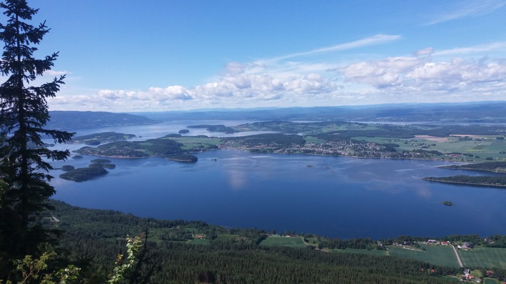 Pohled z vyhlídky King's view na jezero Tyrifjorden.