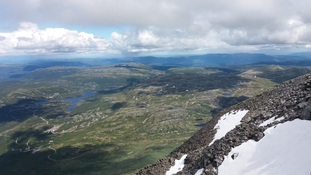 Pohled v vrcholu Gaustatoppen do okolí.