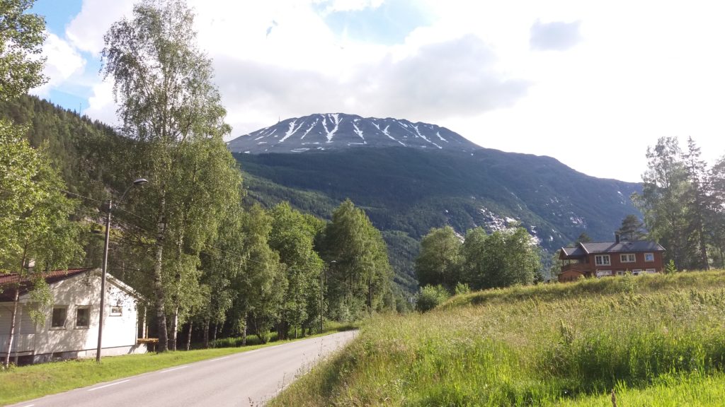 Gaustatoppen v dáli.