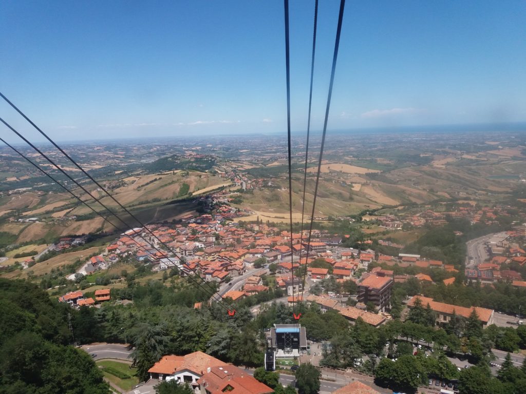 Lanovka vedoucí na vrchol pevnosti, San Marino.