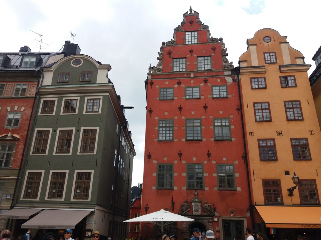 Typické stockholmské domky na náměstí Stortorget, Gamla stan.