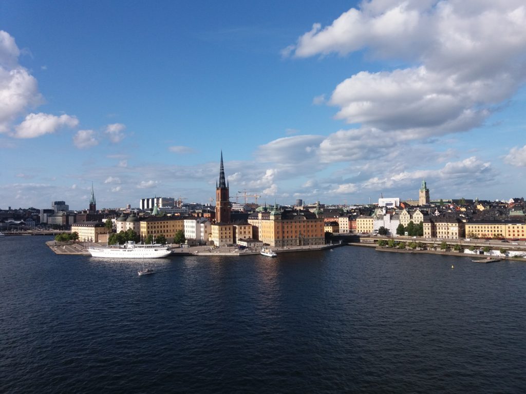 Pohled na Gamla stan z vedlejšího ostrova, Stockholm.