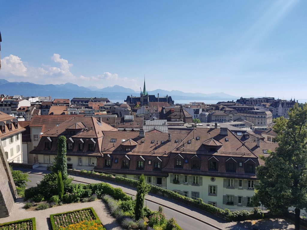 Pohled na Lausanne a kopce lemující Ženevské jezero.