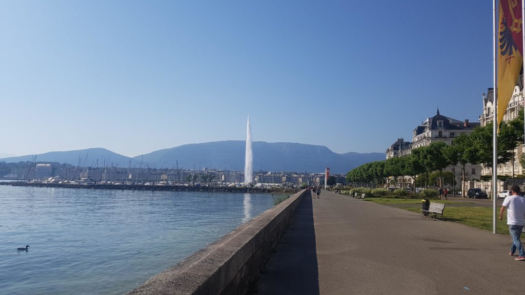 Promenáda kolem Ženevského jezera se slavným gejzírem v pozadí, Ženeva.