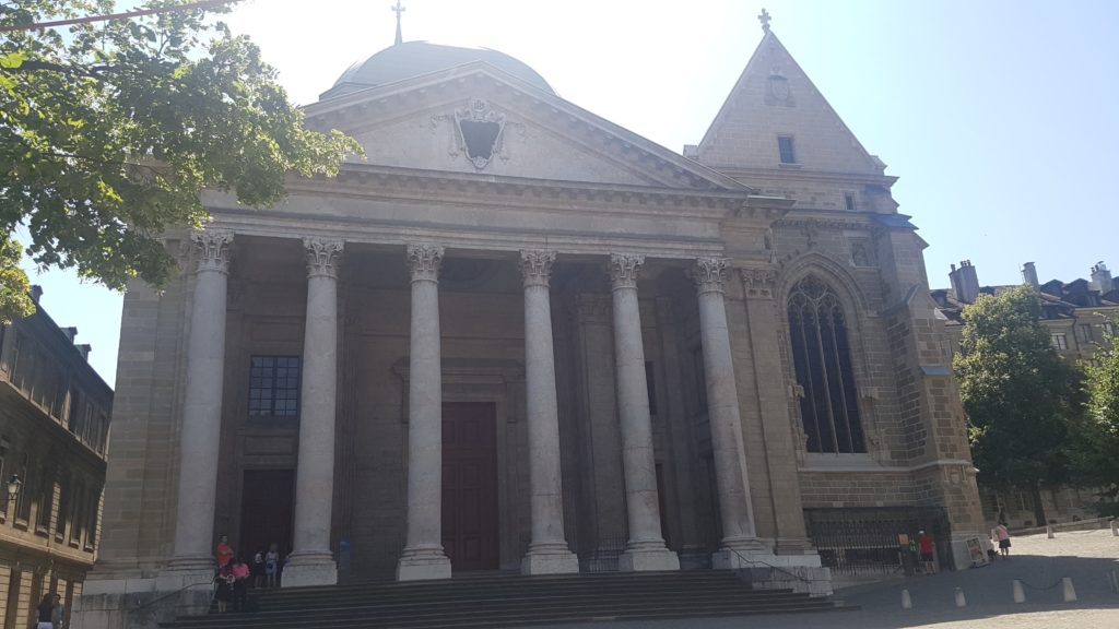 Starobylá Cathédrale St-Pierre, Ženeva.