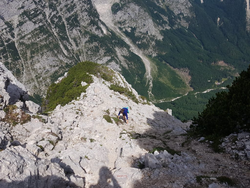 Pohled směrem na parkoviště z půli treku na Triglav.