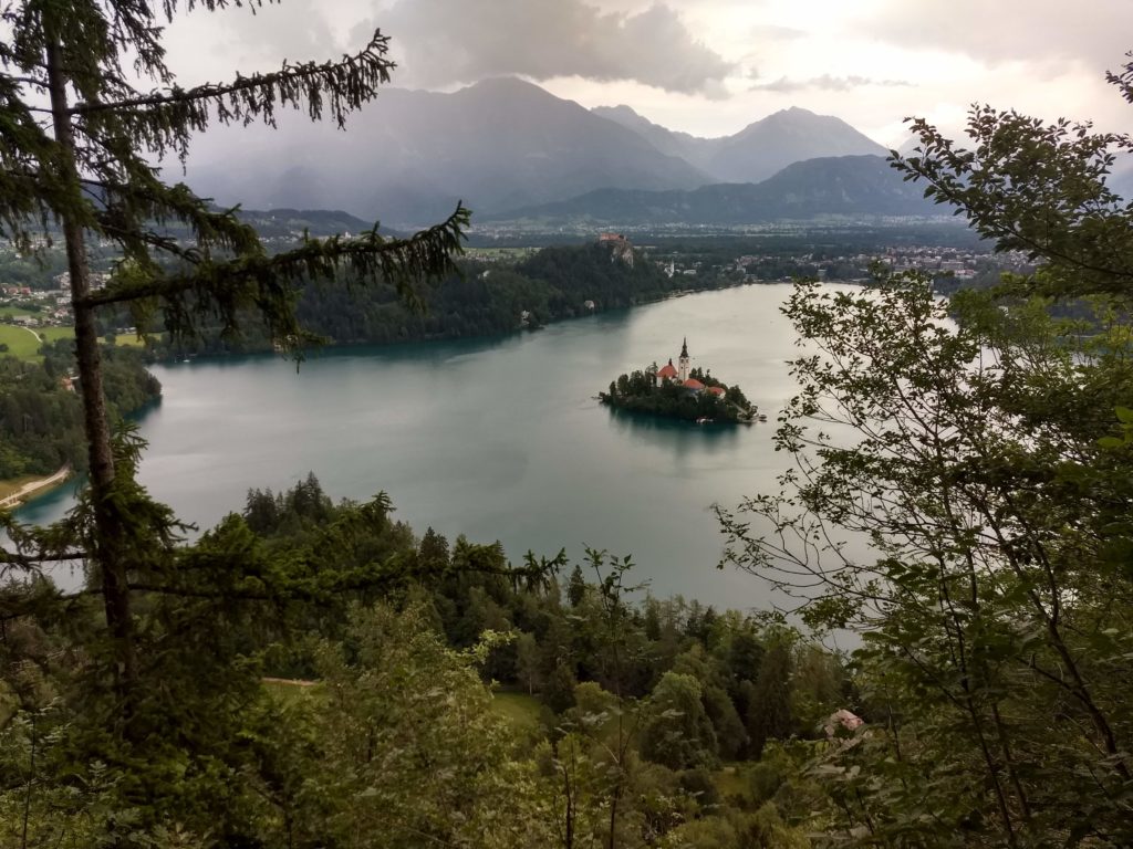 Jezero Bled s ostrovním kostelíkem uprostřed.