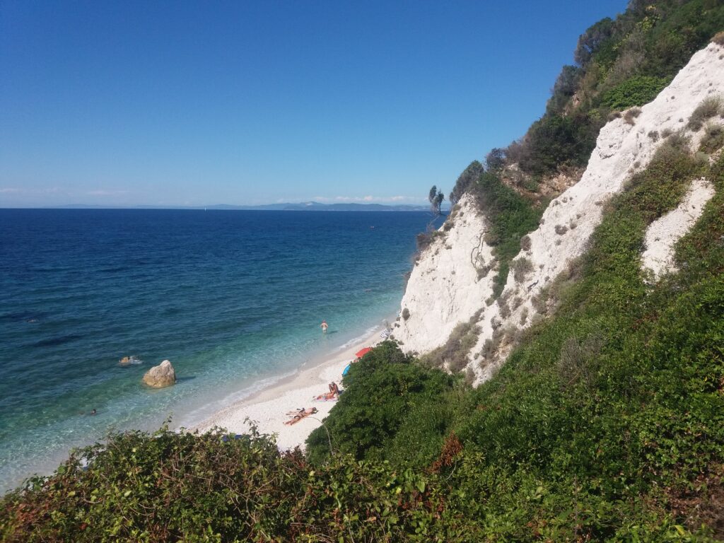 Vápencová pláž  Spiaggia di Sottobomba s průzračnou vodou.