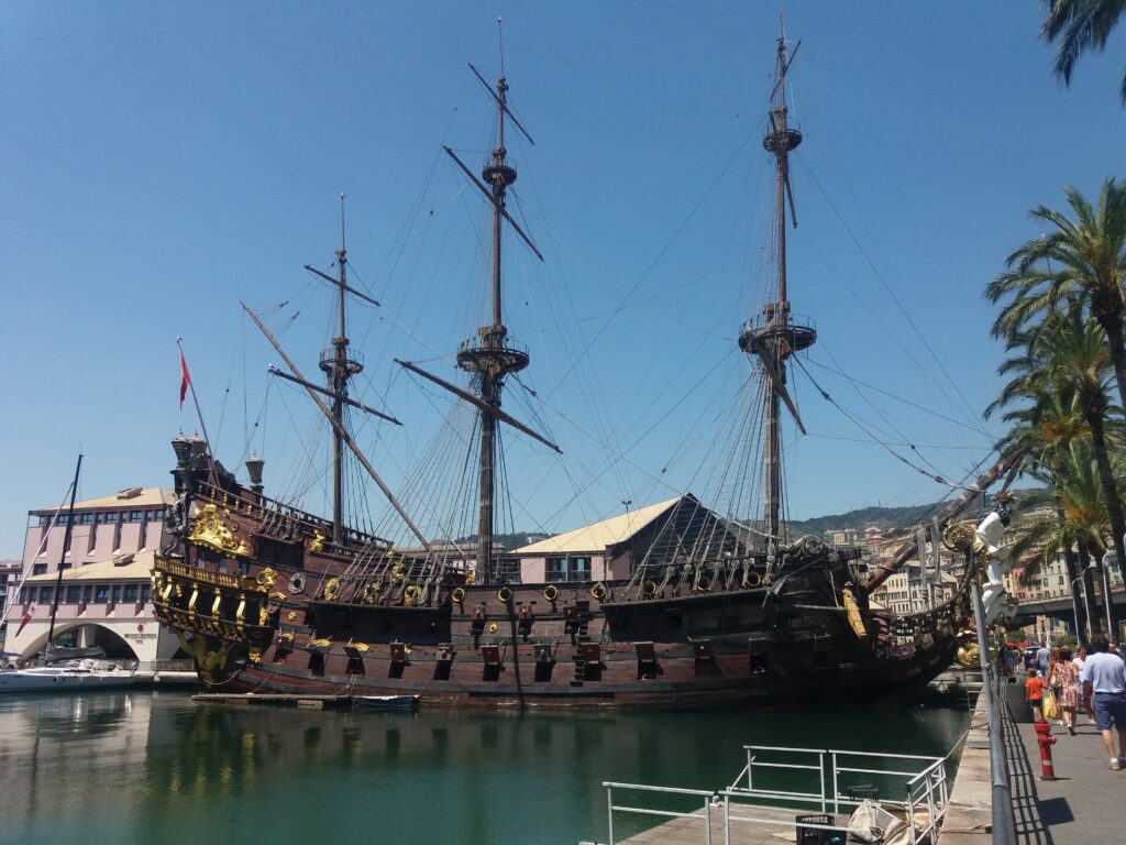 Promenáda přístavu Porto Antico s kotvící lodí Neptune - replikou pirátské lodi.