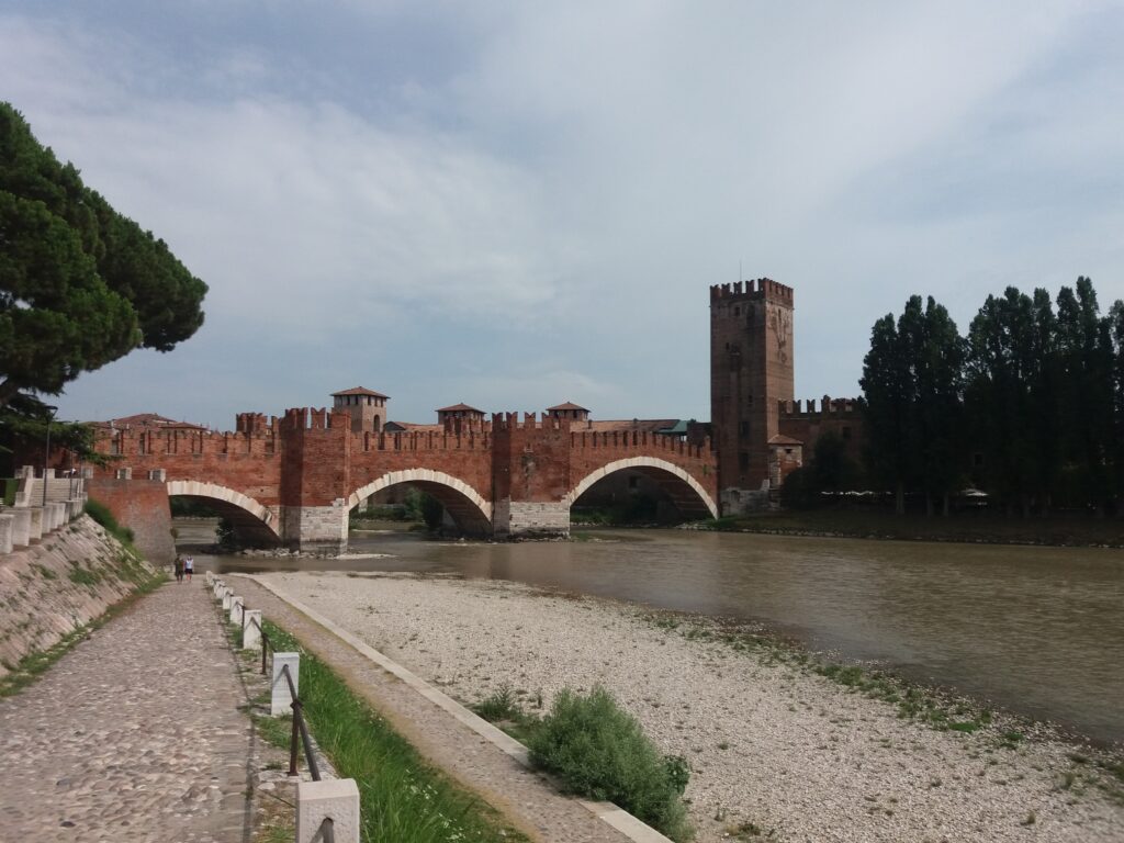 Starobylý most Ponte di Castelvecchio, Verona.