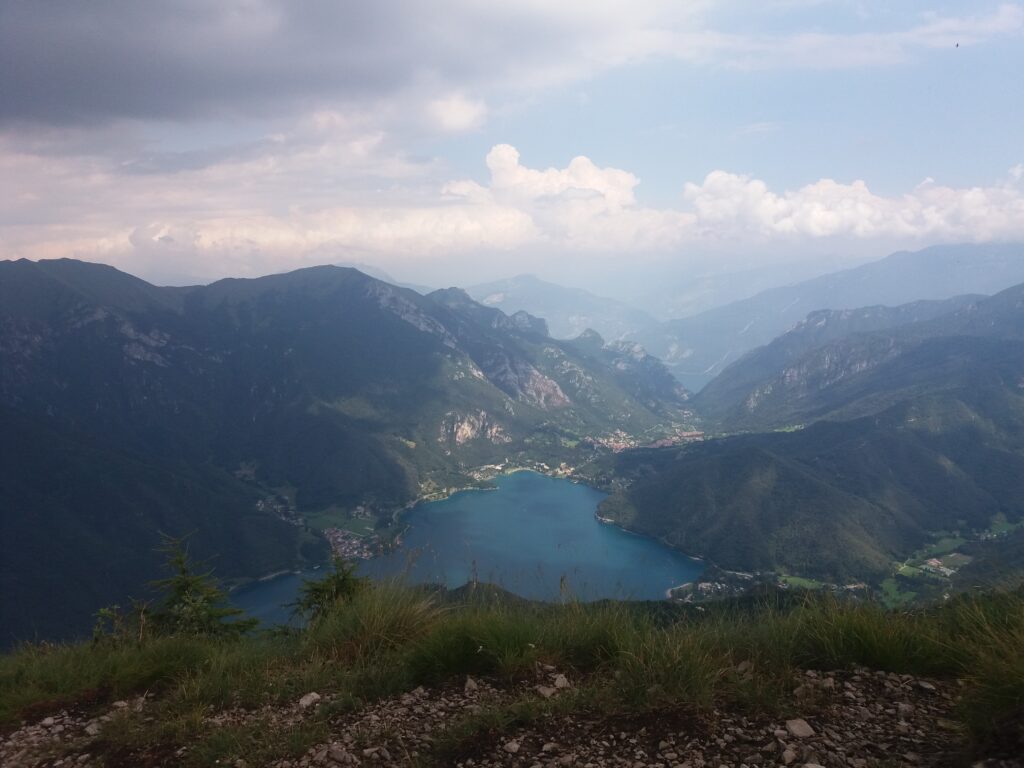 Pohled na Lago di Ledro z Monte Corno.