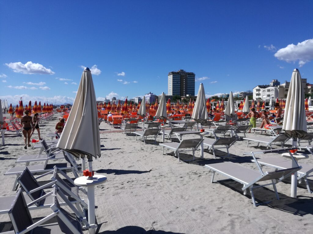 Rušná pláž v Rimini.