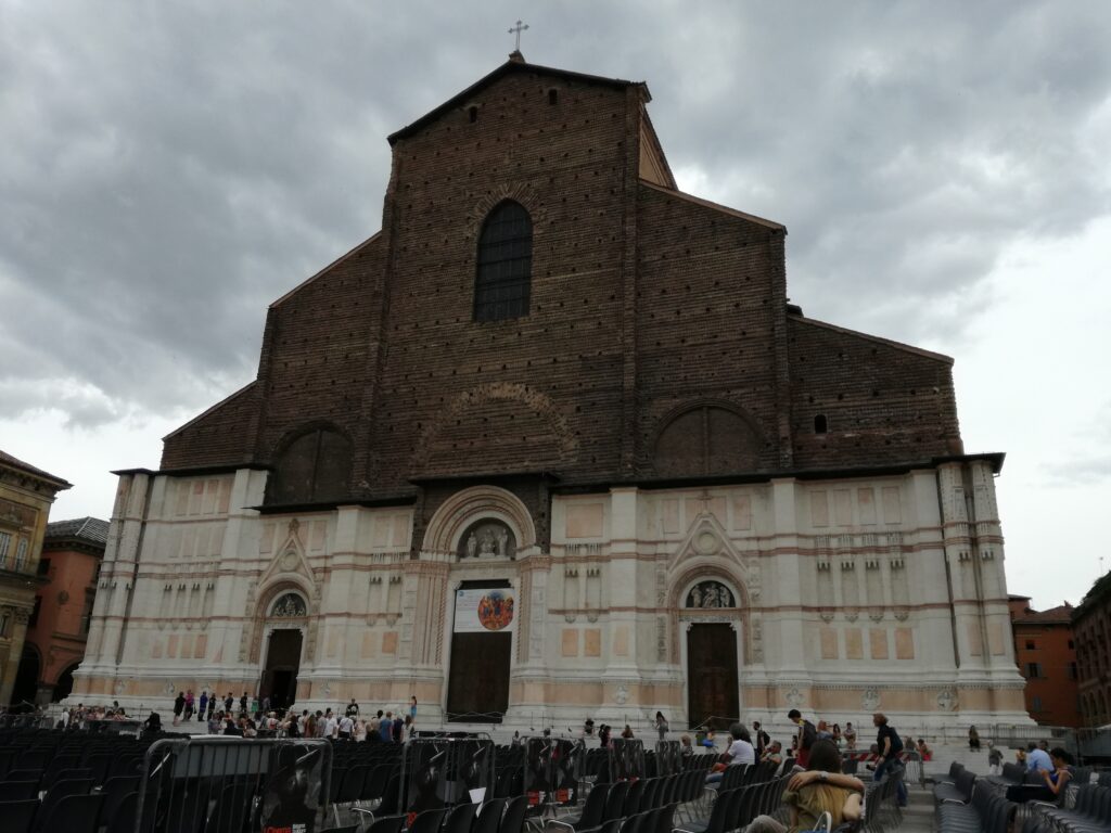  Hlavní náměstí Piazza di Maggiore s bazilikou di San Petronio.