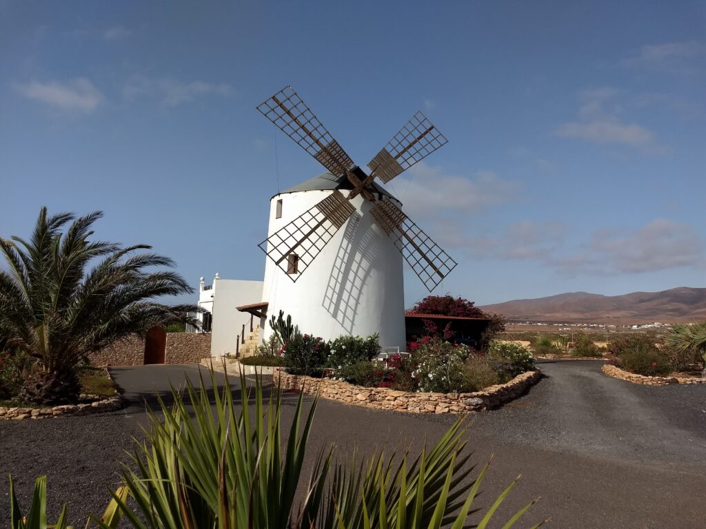 Větrný mlýn, jediný obydlený na ostrově, Fuerteventura.