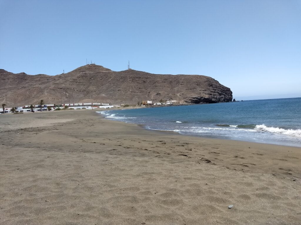 Pohled na Piedras Caídas přímo z pláže.