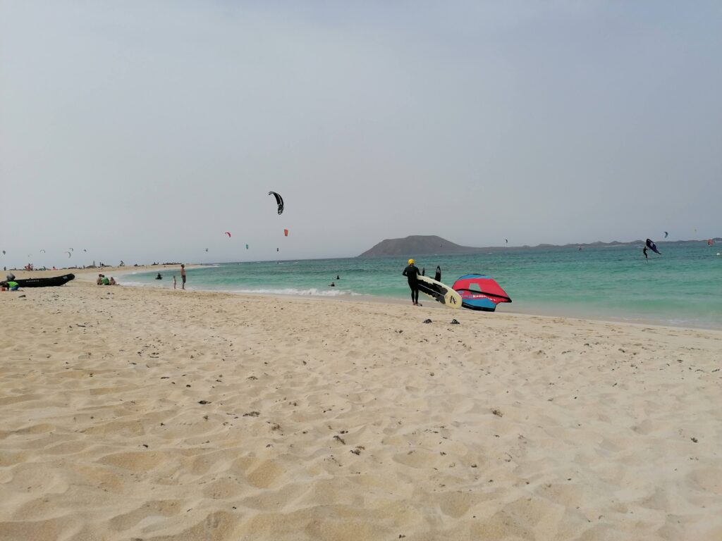 Flag beach u města Corralejo je oblíbená mezi kitesurfaři, Fuerteventura.