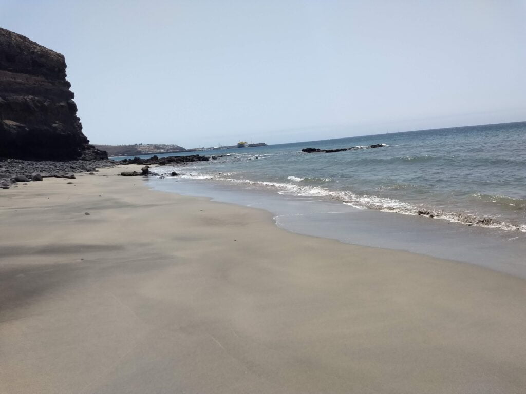 Opuštěná Playa las Coloradas nedaleko Morro Jable.