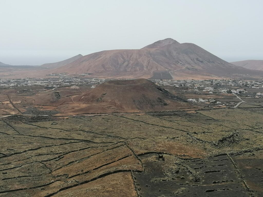 Pohled do okolí a na nedalekou sopku z Volcán de la Arena.