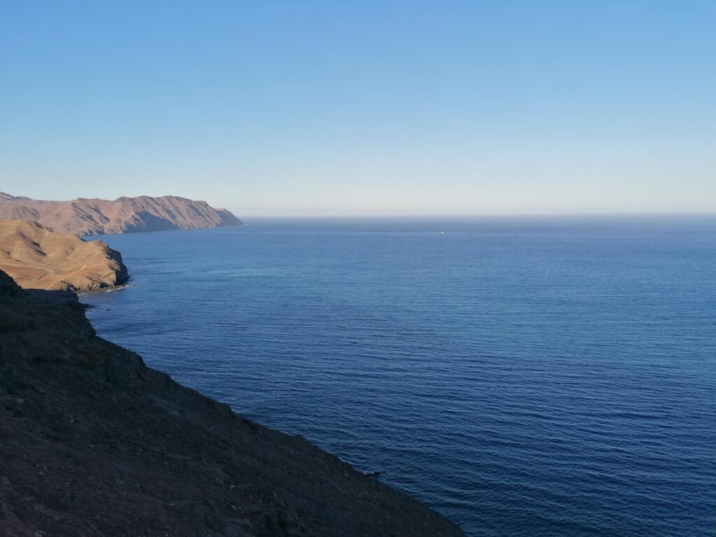 Výhled na skalnaté pobřeží z Piedras Caídas.