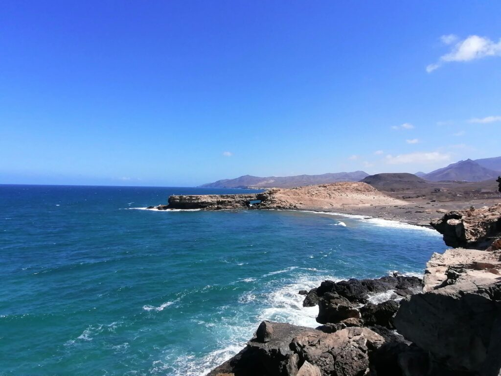 Divoké útesy, nekonečné písečné pláže, vlny a průzračný oceán. To vše je Fuerteventura.