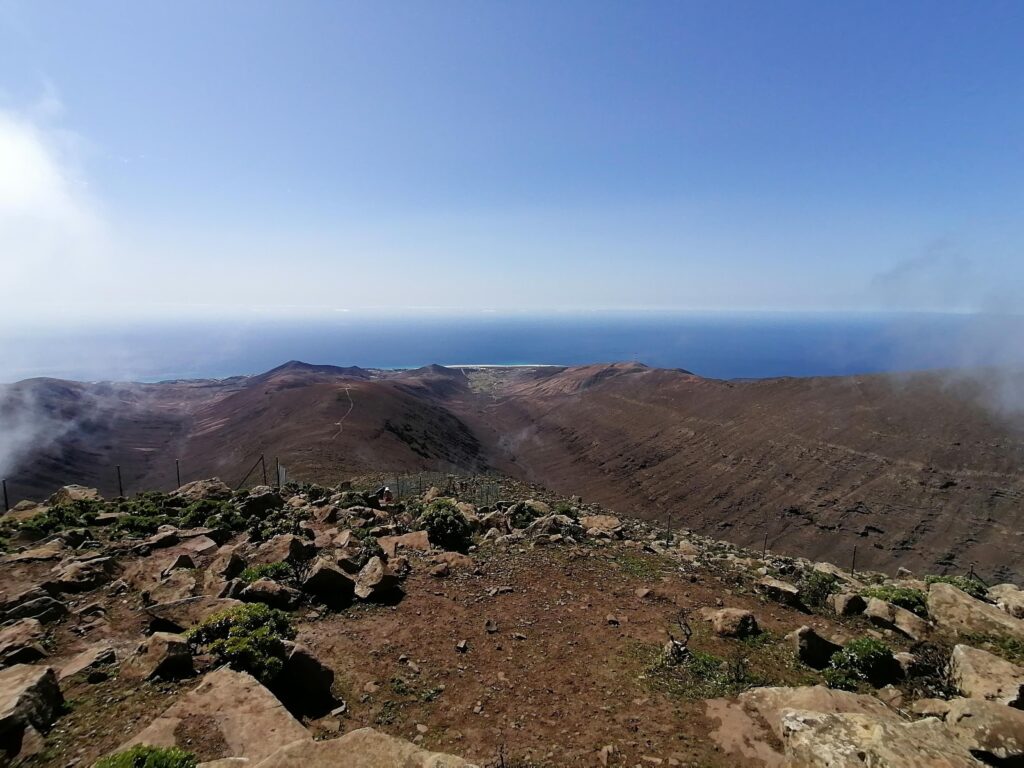 Výhled z Pico de la Zarza na východní část ostrova.
