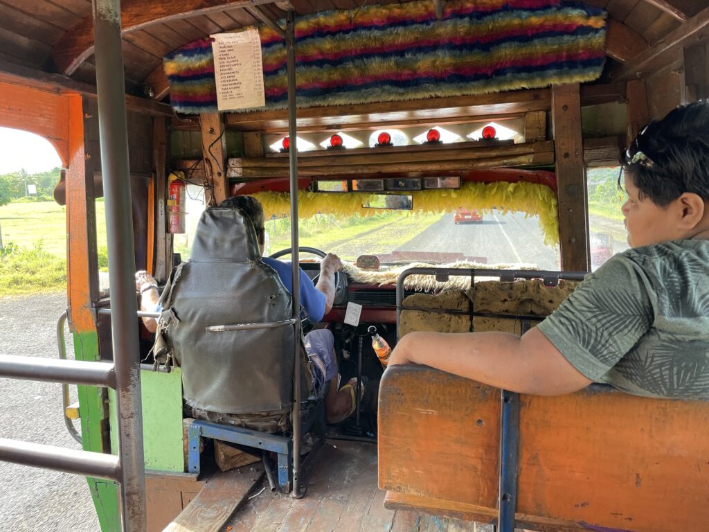 Samojský autobus s dřevěnými lavicemi.