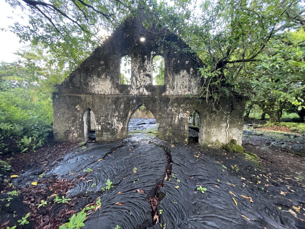 Ruiny kostela zalité lávou, Samoa. 